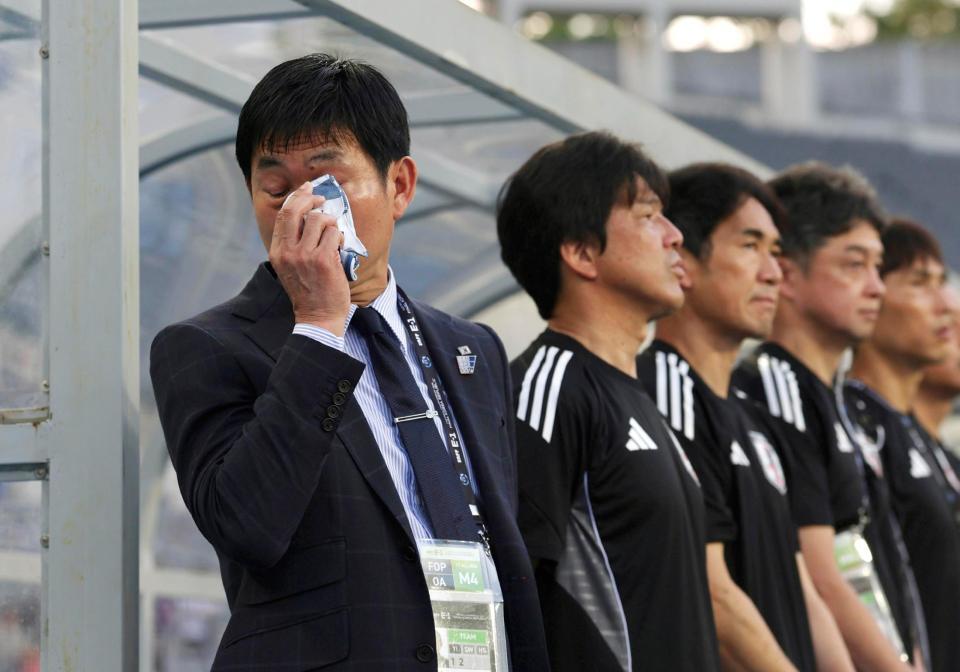 　中国戦の試合開始前、涙をぬぐう森保監督＝龍仁（共同）