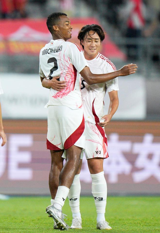 　後半、チーム２点目のゴールを決め、綱島に祝福される望月（左）＝龍仁（共同）