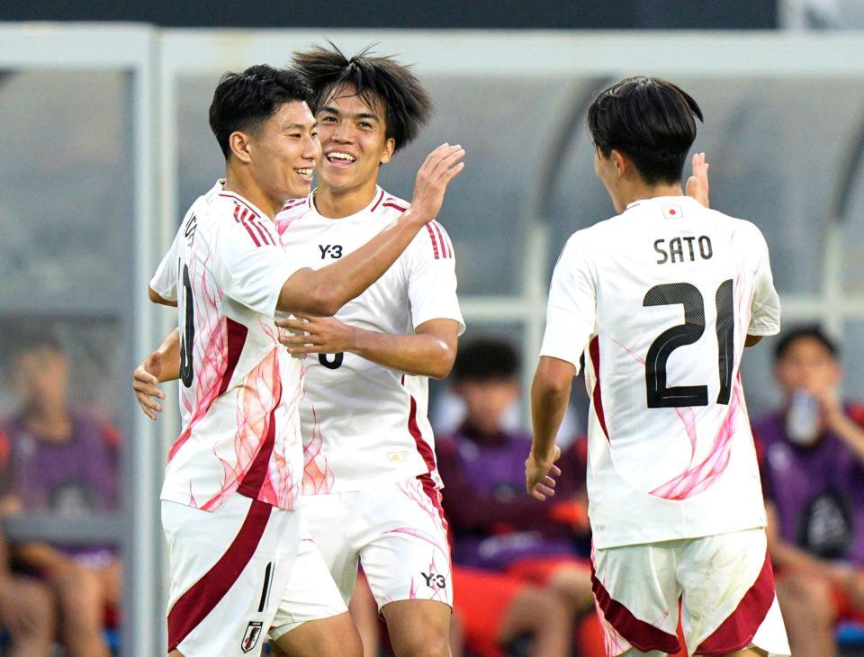 　前半、先制ゴールを決め喜ぶ細谷（左）＝龍仁（共同）