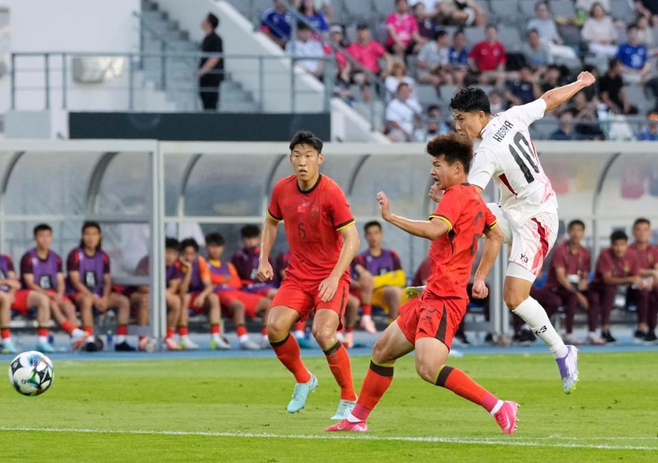 　前半、先制ゴールを決める細谷（右）＝龍仁（共同）