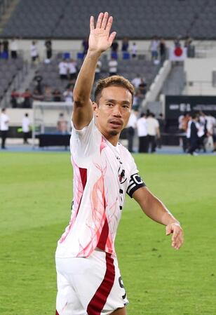 　中国に勝利し、サポーターの声援に応える長友