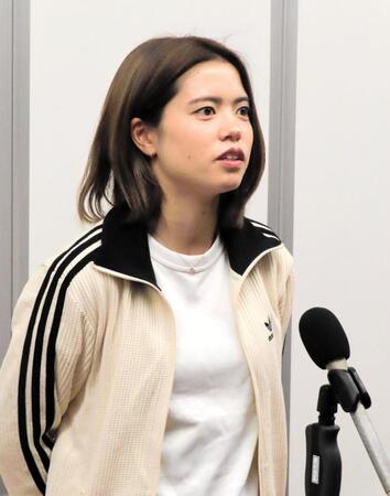 　出国を前に羽田空港で取材に応じた長谷川唯