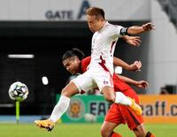 　前半、競り合う長友（手前）＝共同