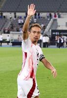 　中国に勝利し、サポーターの声援に応える長友