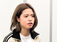 　出国を前に羽田空港で取材に応じた長谷川唯