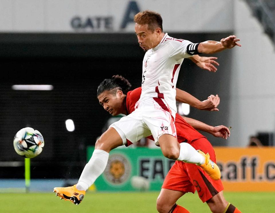 　前半、競り合う長友（手前）＝共同