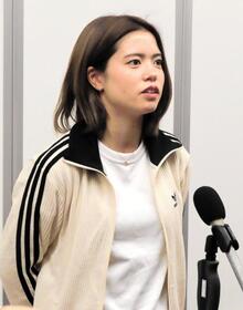 　出国を前に羽田空港で取材に応じた長谷川唯