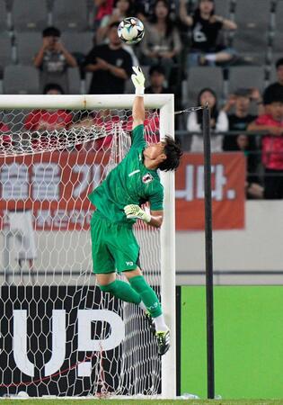 　後半、セーブするＧＫ大迫（共同）