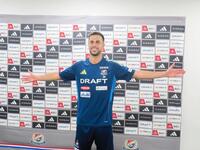 　自身のゴールパフォーマンスを披露する横浜ＭのＦＷディーン・デービッド