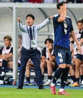 　前半、指示を出す森保監督（共同）