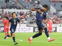 　前半、先制ゴールを決め喜ぶジャーメイン（右）＝共同