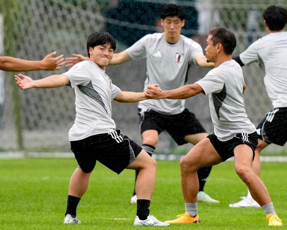 　韓国戦に向け、最終調整する相馬（左）ら（共同）