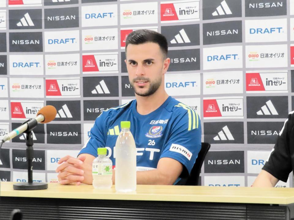 　横須賀市内で入団会見に臨んだ横浜ＭのＦＷディーン・デービッド