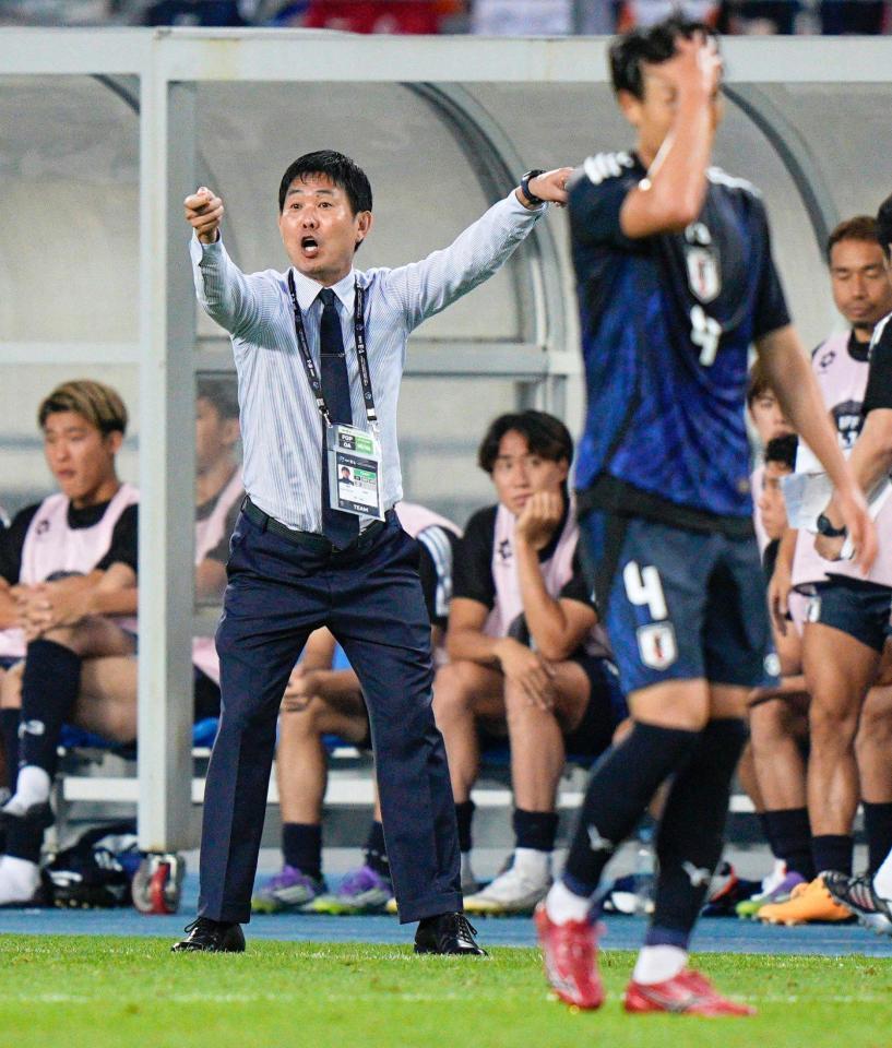 　前半、指示を出す森保監督（共同）