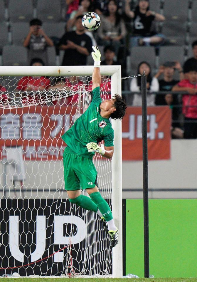 　後半、セーブするＧＫ大迫（共同）