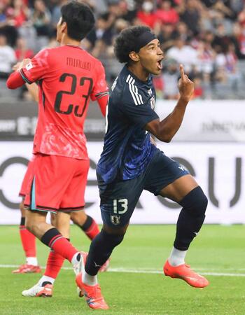 　前半、先制ゴールを決め、駆け出すジャーメイン（共同）