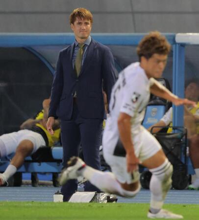 　前半、試合を見つめるＳＣ相模原のシュタルフ悠紀リヒャルト監督（撮影・吉澤敬太）