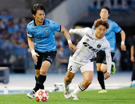 　前半、競り合う川崎・家長（左）と相模原・徳永