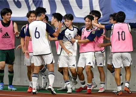 　新潟-東洋大　後半、チーム２点目のゴールを決め、祝福される東洋大・湯之前（中央）＝デンカＳ