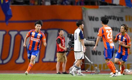 　後半、ゴールを決め、駆け出す新潟・橋本（左端）