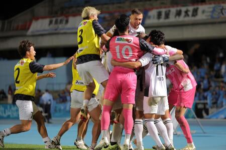 　川崎にＰＫ戦で勝利し、大喜びのＳＣ相模原イレブン撮影・吉澤敬太