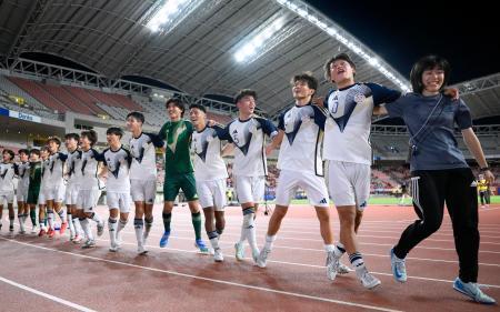 　新潟に競り勝ち、喜ぶ東洋大の選手たち＝デンカＳ