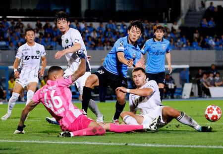 　延長前半、相模原・ＧＫバウマン（46）に攻撃を阻まれる川崎・神田（上右から２人目）