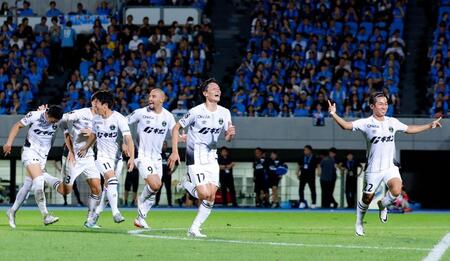 　ＰＫ戦の末、川崎に勝利し駆け出す相模原の選手たち