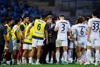 　前半、指示を出す相模原・シュタルフ監督（中央）