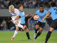 　前半、シュートを放つＳＣ相模原・高木彰人（左端）＝撮影・吉澤敬太