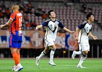 　前半終了間際、先制ゴールを決め駆け出す東洋大・村上（９）