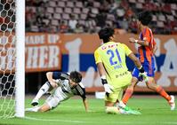 　前半終了間際、先制ゴールを決めた東洋大・村上（左）