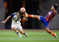 　前半、競り合う東洋大・湯之前（左）と新潟・高木