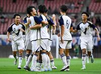 　前半終了間際、村上（手前左）が先制ゴールを決め、喜ぶ東洋大イレブン