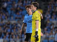 　ＰＫ戦で敗れ、落胆する川崎ＧＫ・山口瑠伊（右）を労う大関友翔（撮影・吉澤敬太）