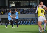 　ＰＫ戦で敗れ、肩を落とす川崎・大関友翔（左から２人目）＝撮影・吉澤敬太