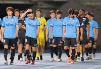 　ＰＫ戦で敗れ、肩を落とす川崎イレブン（撮影・吉澤敬太）