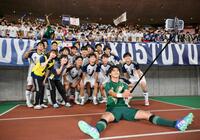 　新潟に競り勝ち、記念撮影する東洋大の選手たち