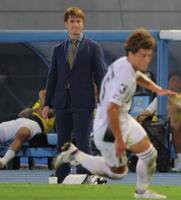 　前半、試合を見つめるＳＣ相模原のシュタルフ悠紀リヒャルト監督（撮影・吉澤敬太）