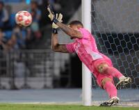 　川崎の３本目のキックを止めるＳＣ相模原ＧＫのバウマン（撮影・吉澤敬太）