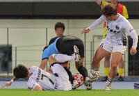 　前半、ＤＦに挟まれるも、両足でボールを挟んで奪取する川崎・家長昭博（中央）＝撮影・吉澤敬太