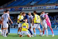 　ＰＫ戦の末、川崎に勝利し喜ぶＧＫバウマン（右端）ら相模原の選手たち