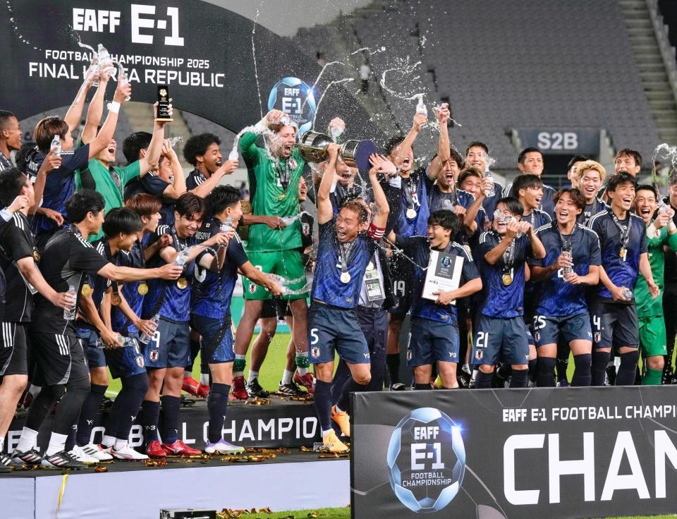 　３戦全勝で優勝を果たし、大喜びの長友（中央）ら日本代表（共同）