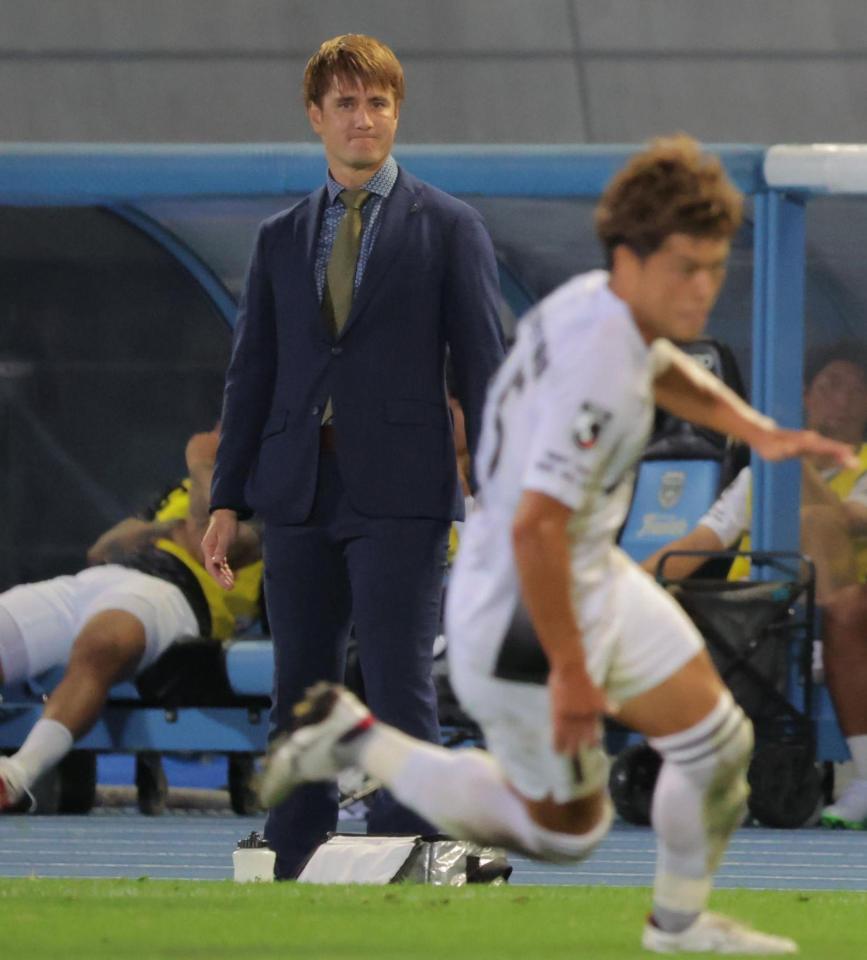 　前半、試合を見つめるＳＣ相模原のシュタルフ悠紀リヒャルト監督（撮影・吉澤敬太）