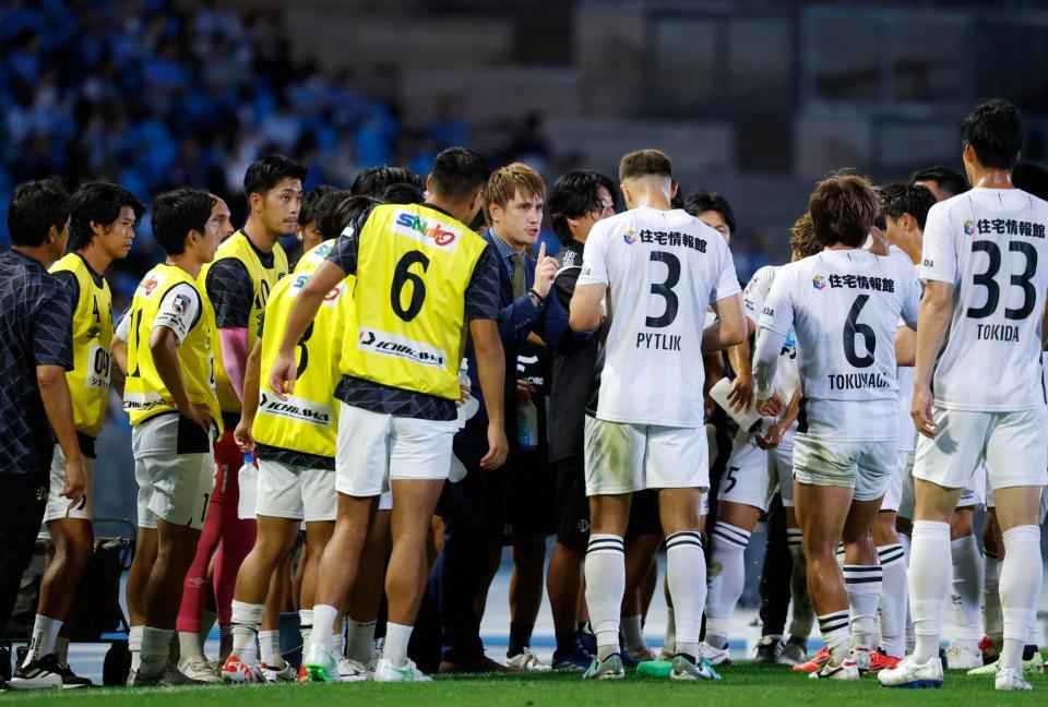 　前半、指示を出す相模原・シュタルフ監督（中央）