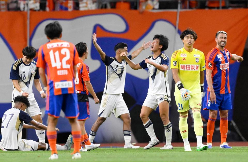 　新潟に競り勝ち、喜ぶ東洋大の選手（中央）