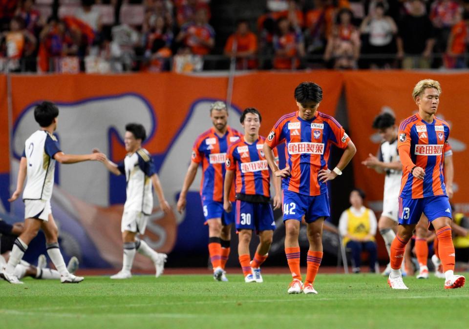 　東洋大に敗れ、うつむく新潟・橋本（右から２人目）