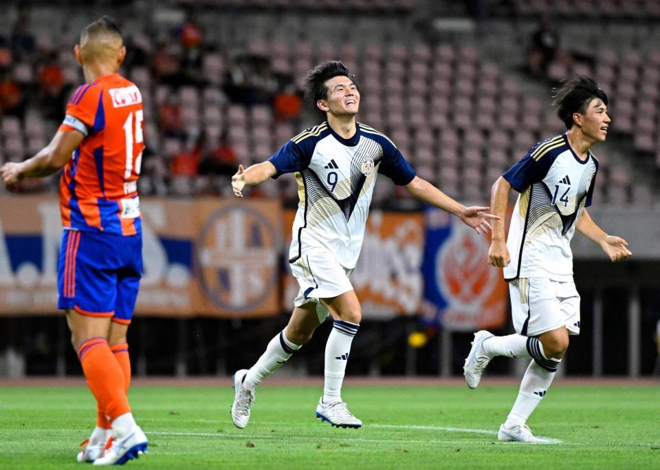 　前半終了間際、先制ゴールを決め駆け出す東洋大・村上（９）