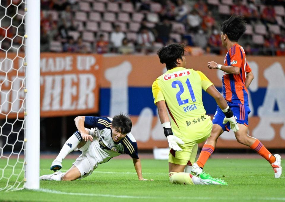 　前半終了間際、先制ゴールを決めた東洋大・村上（左）