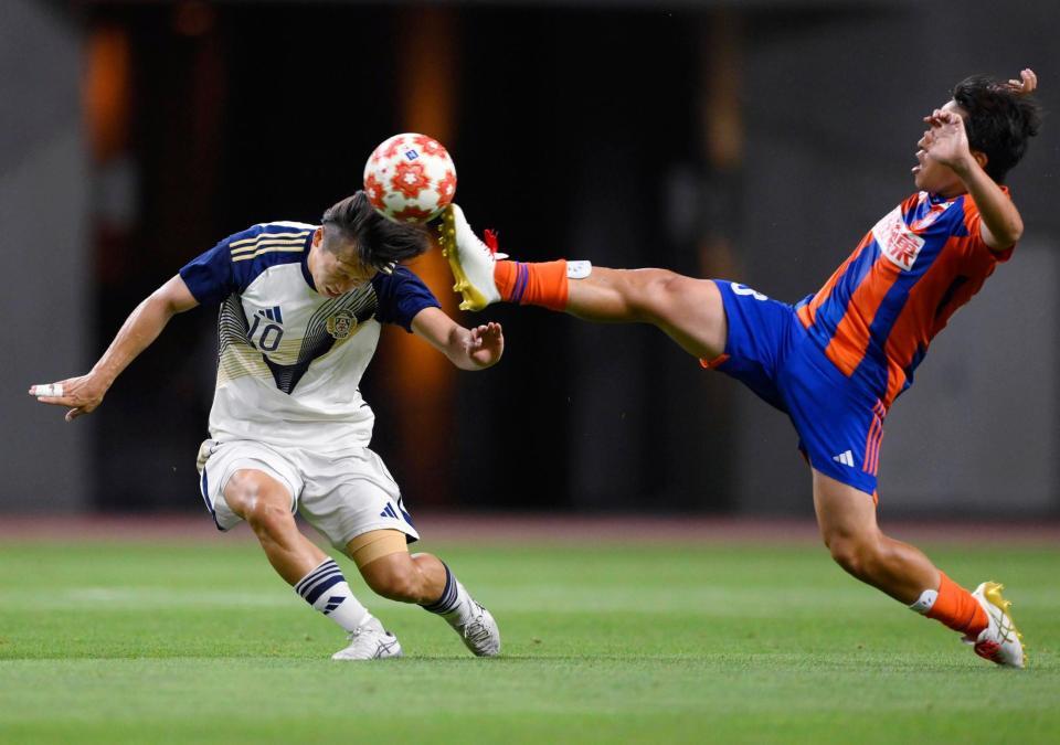 　前半、競り合う東洋大・湯之前（左）と新潟・高木